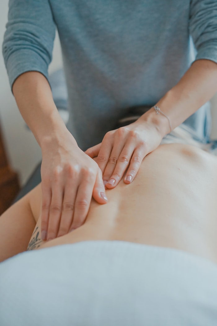 Massage drainant des jambes pendant une séance de bien-être